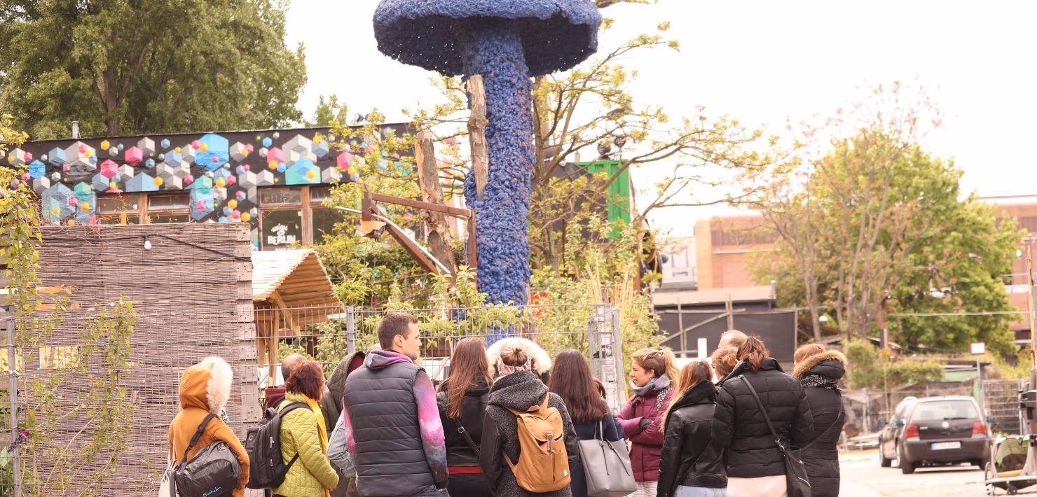Eine Gruppe bei einer Street-Art-Tour in Berlin