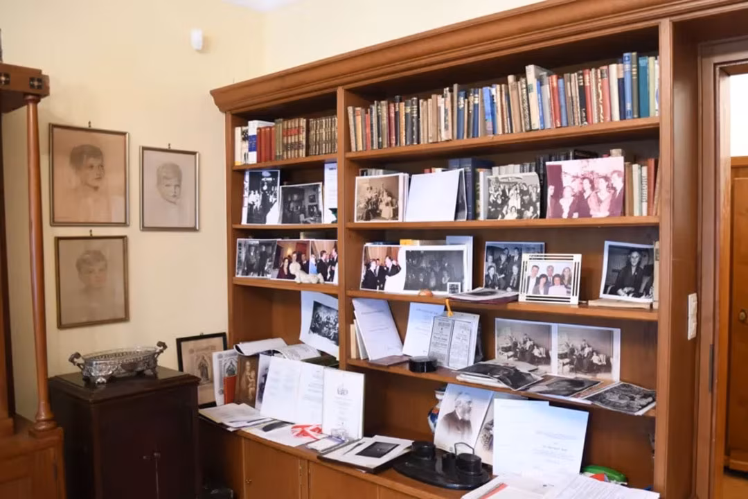 Bücherregal mit Familienfotos und Dokumenten - Führung Heimatwohnmuseum durch Familiengeschichte
