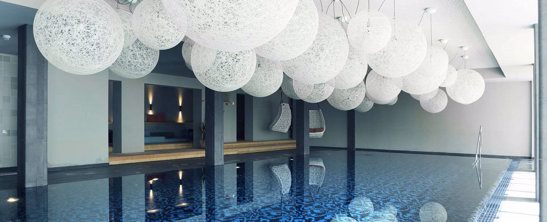Der Pool im Hotel Walliser Hof, wo das Männer-Retreat stattfindet