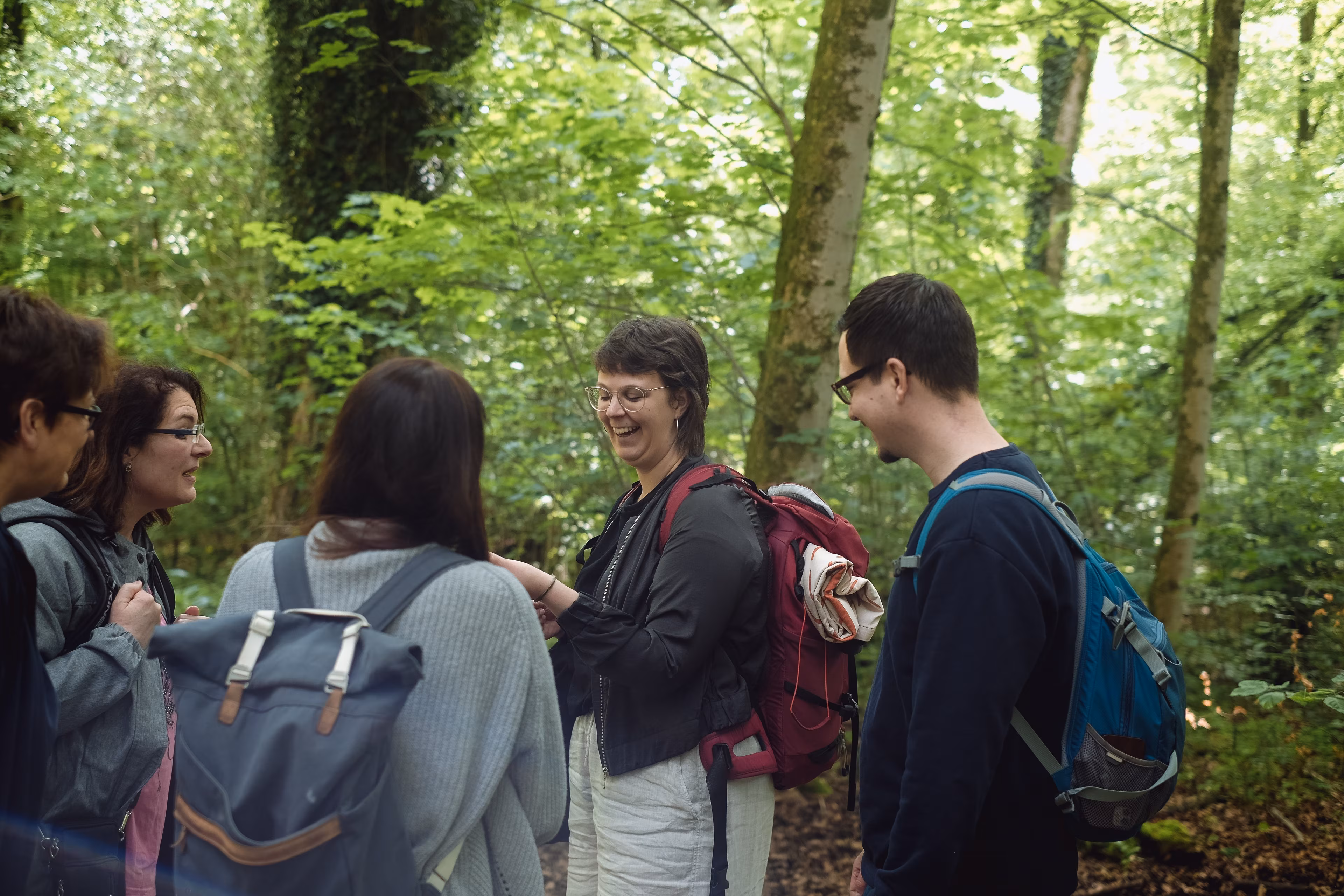 Coach Daniela Wagner mit einer Gruppe beim Waldbaden