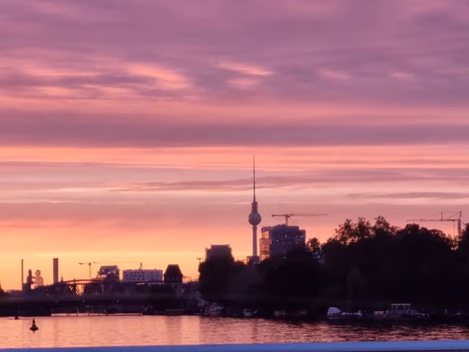 Exklusive Sunset Cruise Berlin – private Abendfahrt mit Solar-Katamaran ab Oberbaumbrücke
