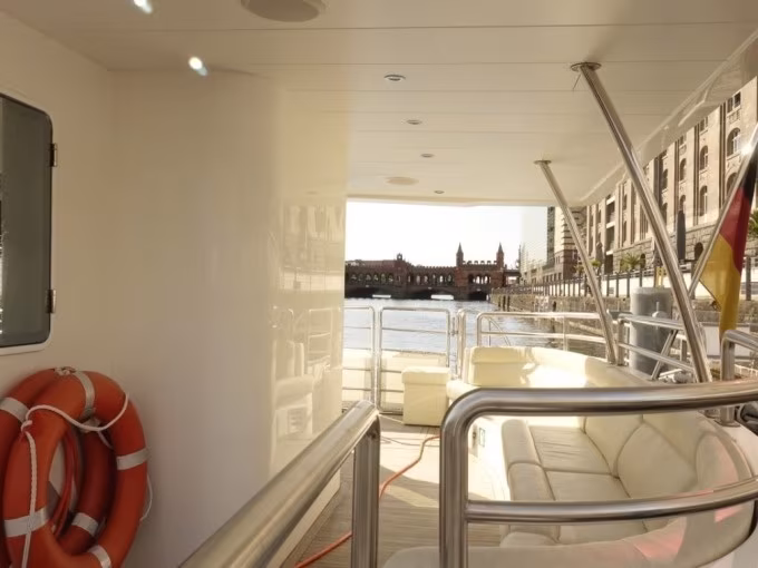 Schiffsrundfahrt | Exclusive Berlin Highlight Tour auf dem Solar-Katamaran | Sightseeing auf der Spree | Abfahrt Hafen Solarwaterworld