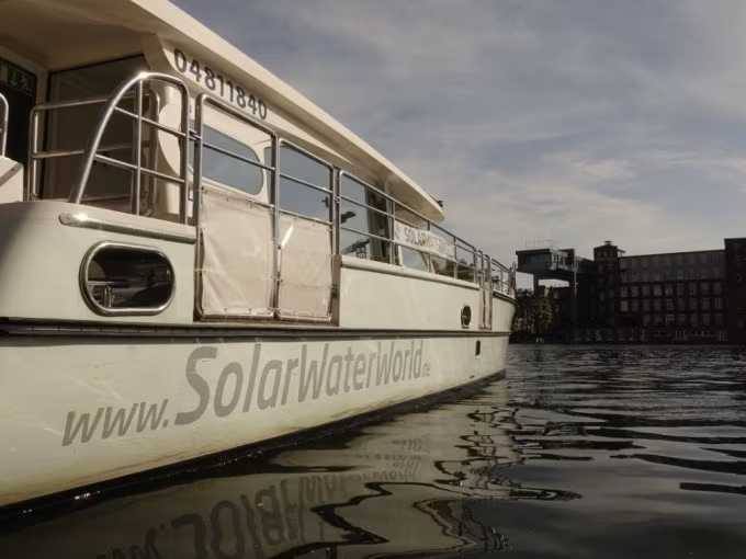 Exklusive Sunset Cruise Berlin – private Abendfahrt mit Solar-Katamaran ab Oberbaumbrücke