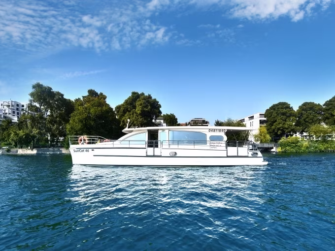 Schiffsrundfahrt | Exclusive Berlin Highlight Tour auf dem Solar-Katamaran | Sightseeing auf der Spree | Abfahrt Hafen Solarwaterworld