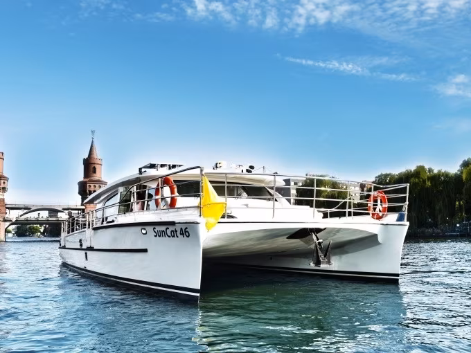 Schiffsrundfahrt | Exclusive Berliner Highlight Tour auf dem Solar-Katamaran | Sightseeing auf der Spree | Abfahrt Märkisches Ufer