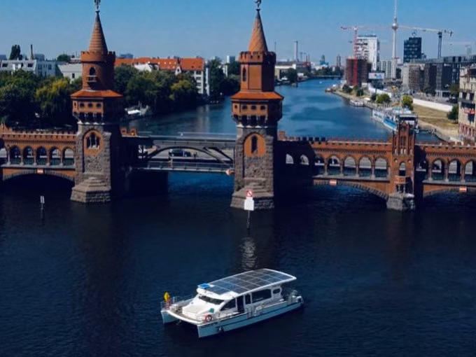Exklusive abendliche Spreefahrt Berlin - Tagesausklang auf dem Solar-Katamaran 