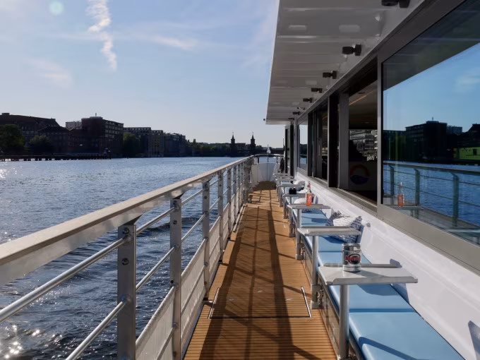 Berlin Ostwärts Tour mit Solarschiff – Spreefahrt durch Natur & Geschichte ab Oberbaumbrücke