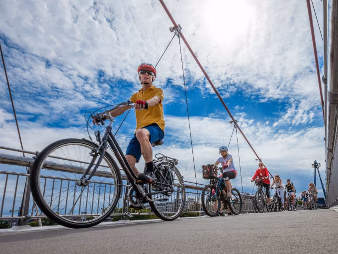 BETRIEBSAUSFLUG: RADTOUR DURCH FRANKFURT ZU APFELWEIN, ALTSTADT UND AKTIEN