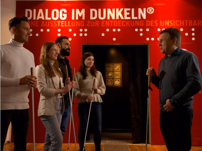 Dialog im Dunkeln (Tour auf Englisch) - 75 Minuten Special mit Hafenrundfahrt