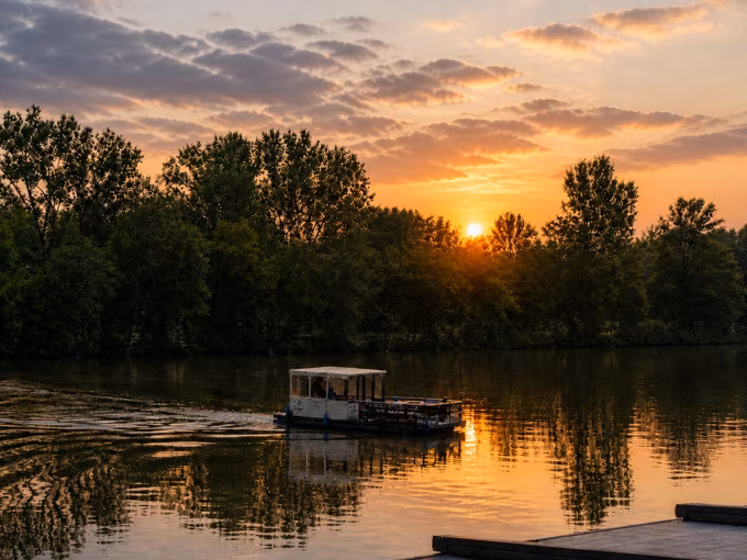 Afterwork- oder Sundowner Rundfahrten mit dem Floßboot