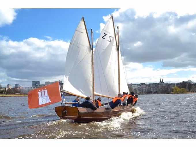 Segeltörn mit Zweimast-Segelkutter auf der Hamburger Alster