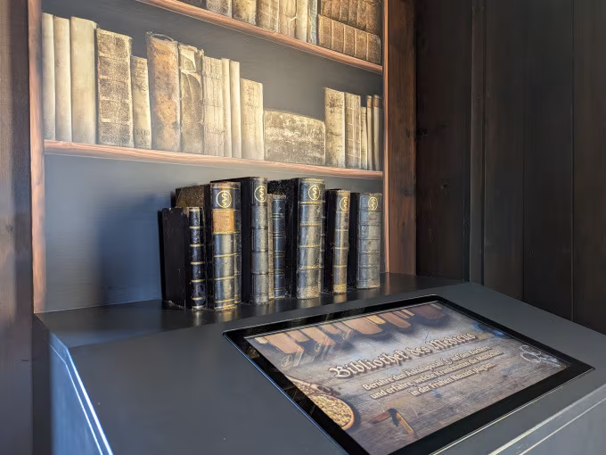 Saaltor mit Erlebnisausstellung 