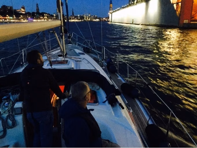 Lichterfahrt ''Die Elbe bei Nacht'' - Ab/an HAMBURG
