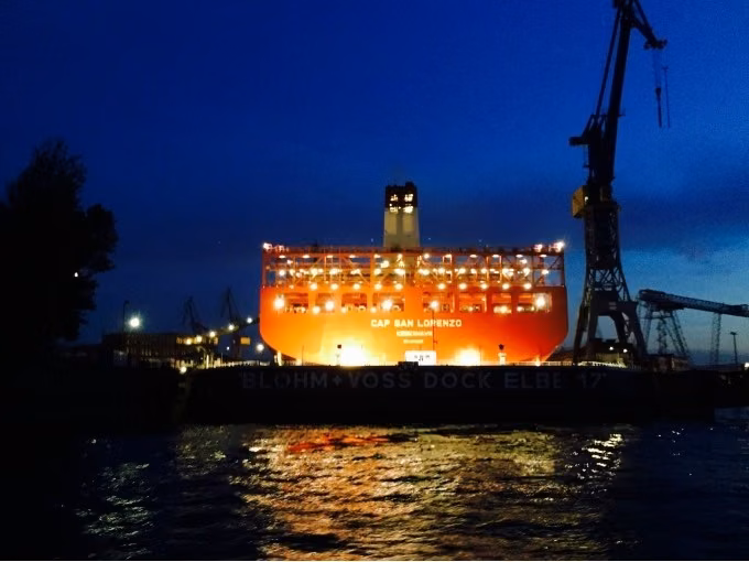 Lichterfahrt ''Die Elbe bei Nacht'' - Ab/an HAMBURG
