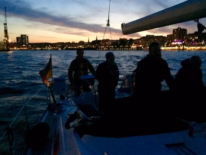 Lichterfahrt ''Die Elbe bei Nacht'' - Ab/an HAMBURG