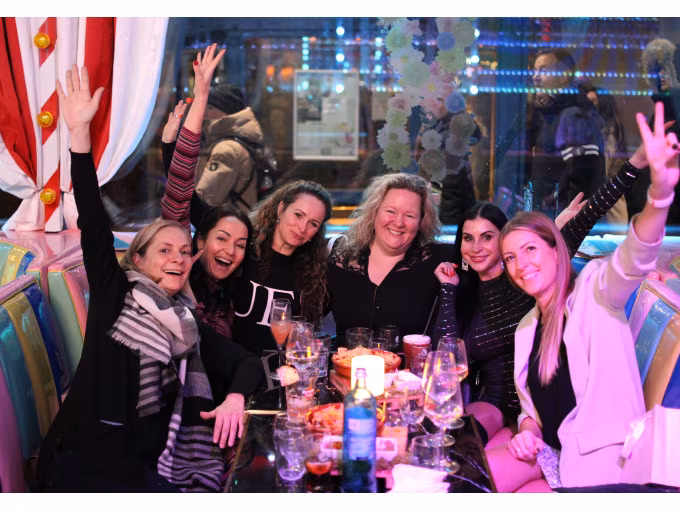 JGA Paket ''Cindy'' - Varieté-Show im Knutschfleck + 1 Shot (2cl) für Frauen
