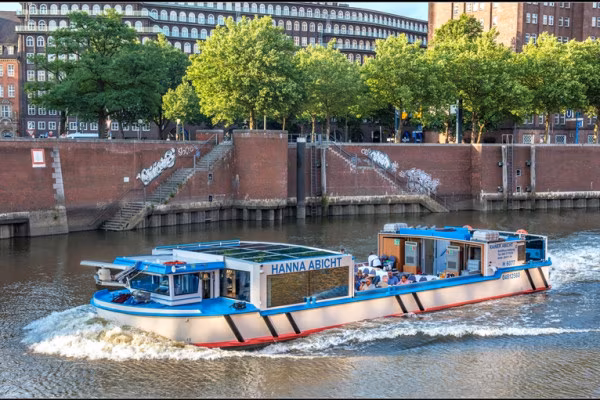 Mit der großen Barkasse durch den Hamburger Hafen