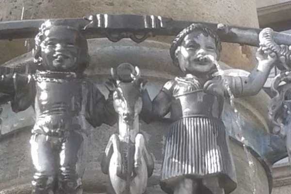 Der Rathausbrunnen und das Gebäude sind mit vielen Märchenfiguren verziert - die zeigen wir Ihnen.