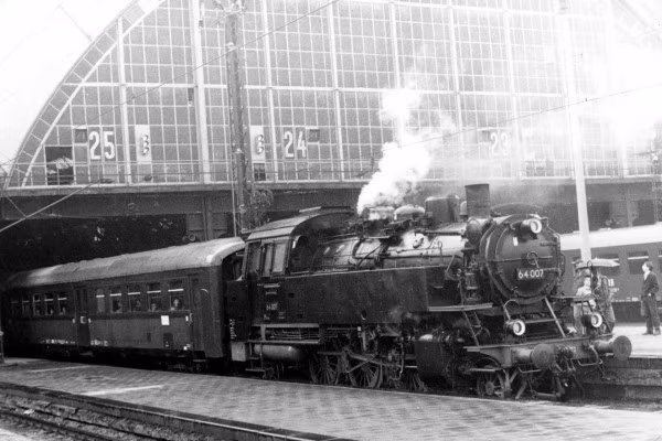 Unsere Tour quer durch die Geschichte der Leipziger Eisenbahn. 
Hier steht die BR 64 zur  Abfahrt mit dem Personenzug bereit.