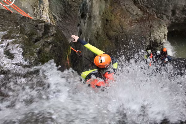 sich von einem Wasserfall abseilen