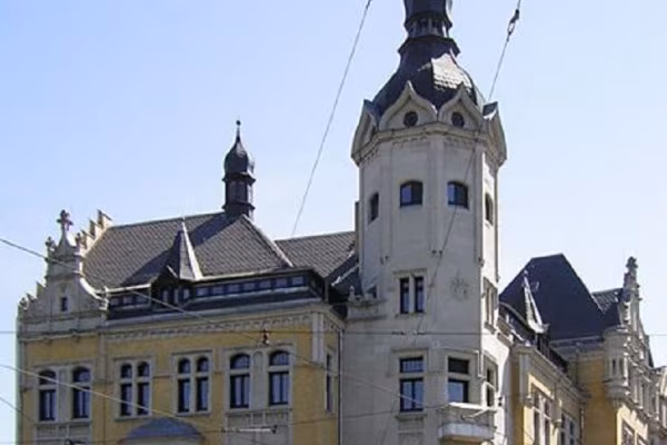 Unser Treffpunkt - das Leutzscher Rathaus kündigt noch von einer eigenständigen Stadt.