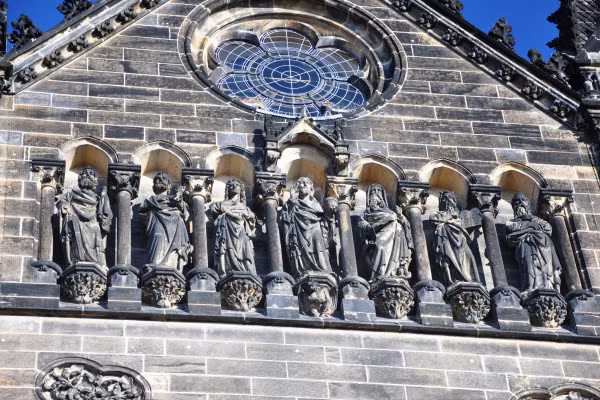 Die Galerie am Kirchenportal.