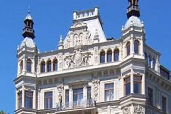 Ihnen werden die prächtigen Stadtvillen im Musikviertel gezeigt.