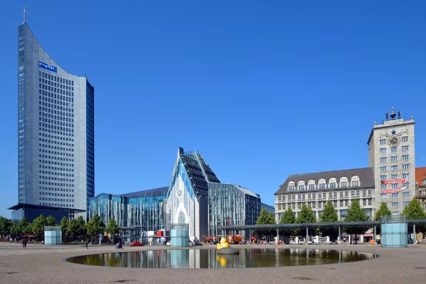 Der Augustusplatz erwartet uns mit der spektakulären Architektur der Universität.