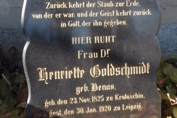Ein Grabdenkmal auf dem Alten Israelitischen Friedhof.