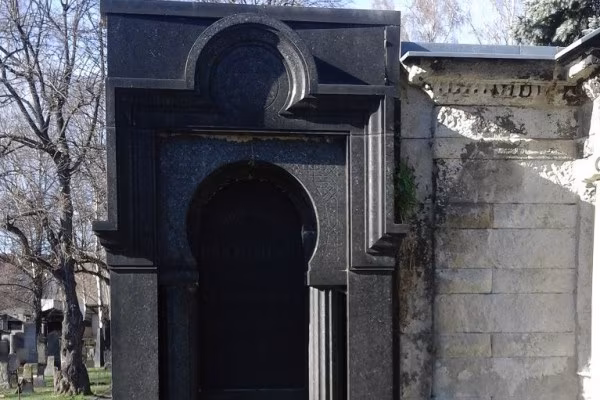 Grabdenkmal auf dem Alten Israelitischen Friedhof.