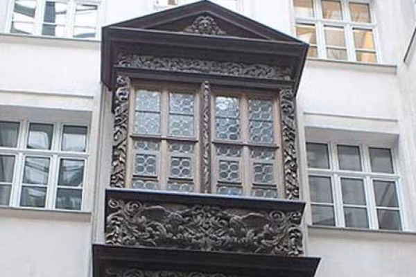Baudetails und der Bauschmuck werden Ihnen gezeigt.