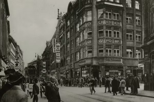 Der Brühl um 1920 war die Straße für den Rauchwarenhandel.