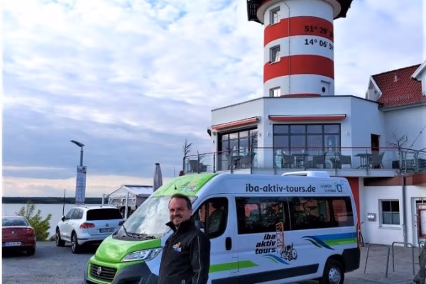 Bus vor dem LeuchtTurm Hotel
