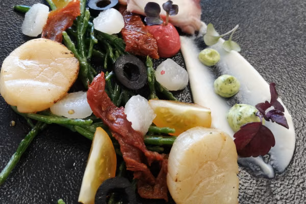 Jakobsmuscheln, Dip, Spargel, buntes Gemüse & getrocknete Tomaten