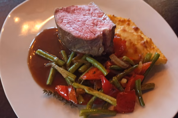 Rinderrücken Trüffeljus, Paprika Bohnengemüse & Römische Nocken