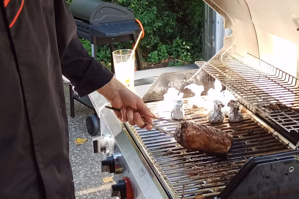 Ja, cool sommerliches grillen, mit Rinderrücken, Lachs in Folie & dann auch noch ein Caipi dazu, Herz was willst Du mehr