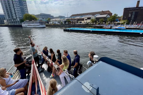 Liesel vor Badeschiff