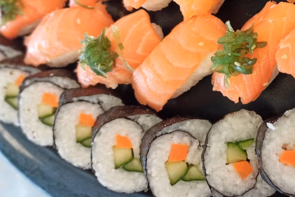 Lachs & vegane Sushi