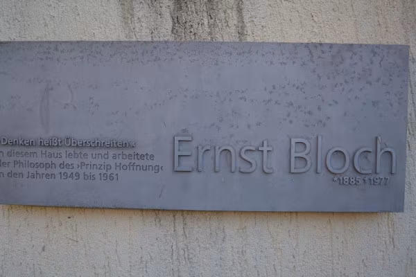 Ernst Bloch wird mit der Plakette geehrt.