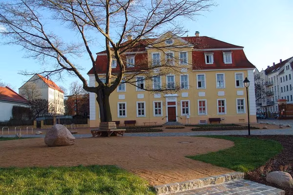 Das restaurierte Herrenhaus nach der Sanierung vom Gutshof in Stötteritz.