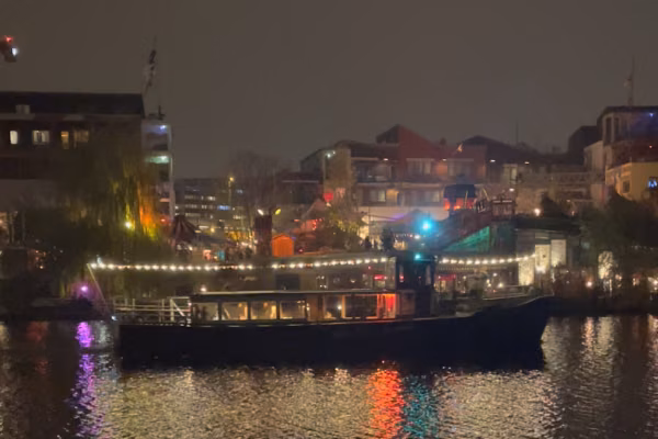 Liesel bei Nacht vor dem Holzmarkt