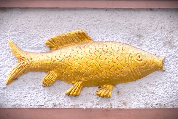 Fischergasse mit goldenem Fisch 