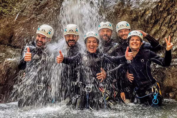 Spaß im Canyon mit Freunden haben am Gardasee