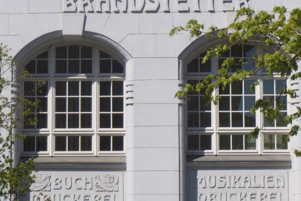 Viele Verlagshäuser künden noch von der graphischen Tradition.