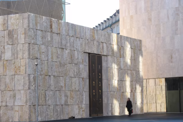 Die Synagoge als Zeichen: wir wollen bleiben!