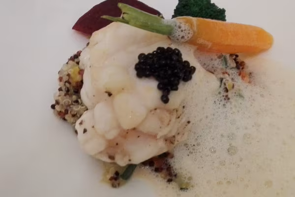 Lotte in Rheingau Riesling Schaum auf Quinoa mit Kaviar