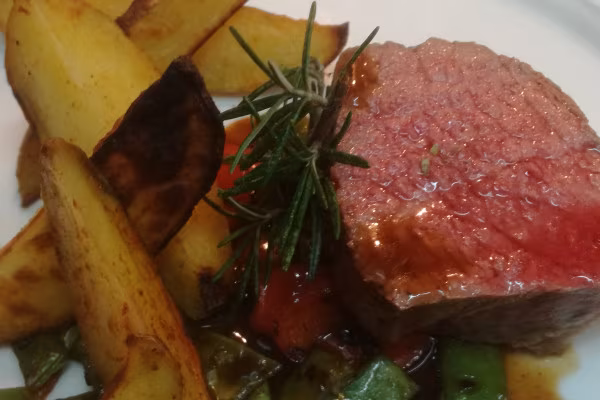 Leckeres Rinderfilet in Portweinjus mit Ofenkartoffel