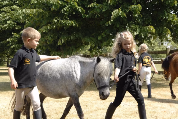 Ponyspaziergang über die Galopprennbahn
