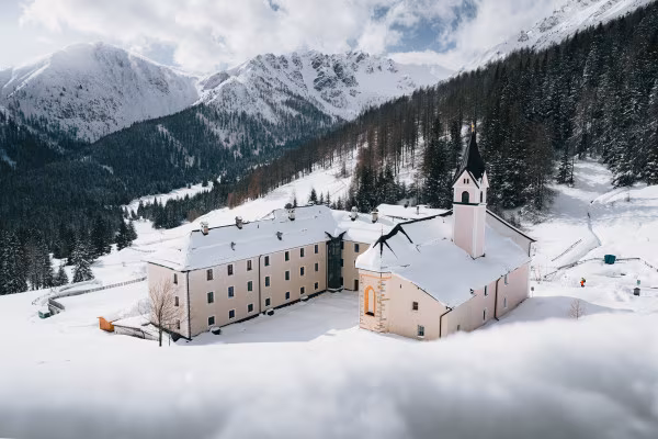 Verbringe 3 Nächte im Waldrast Natur Resort. Ein außergewöhnlicher Ort für deine Auszeit zum Wandern & Yoga.