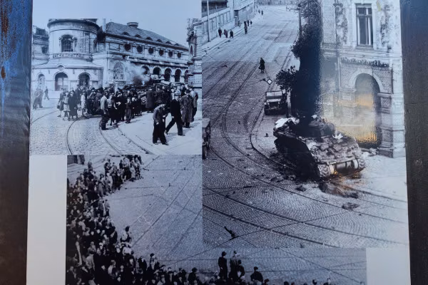 Die Gedenktafel erinnert an den April 1945. Befreiung durch die US-Armee am Felsenkeller.